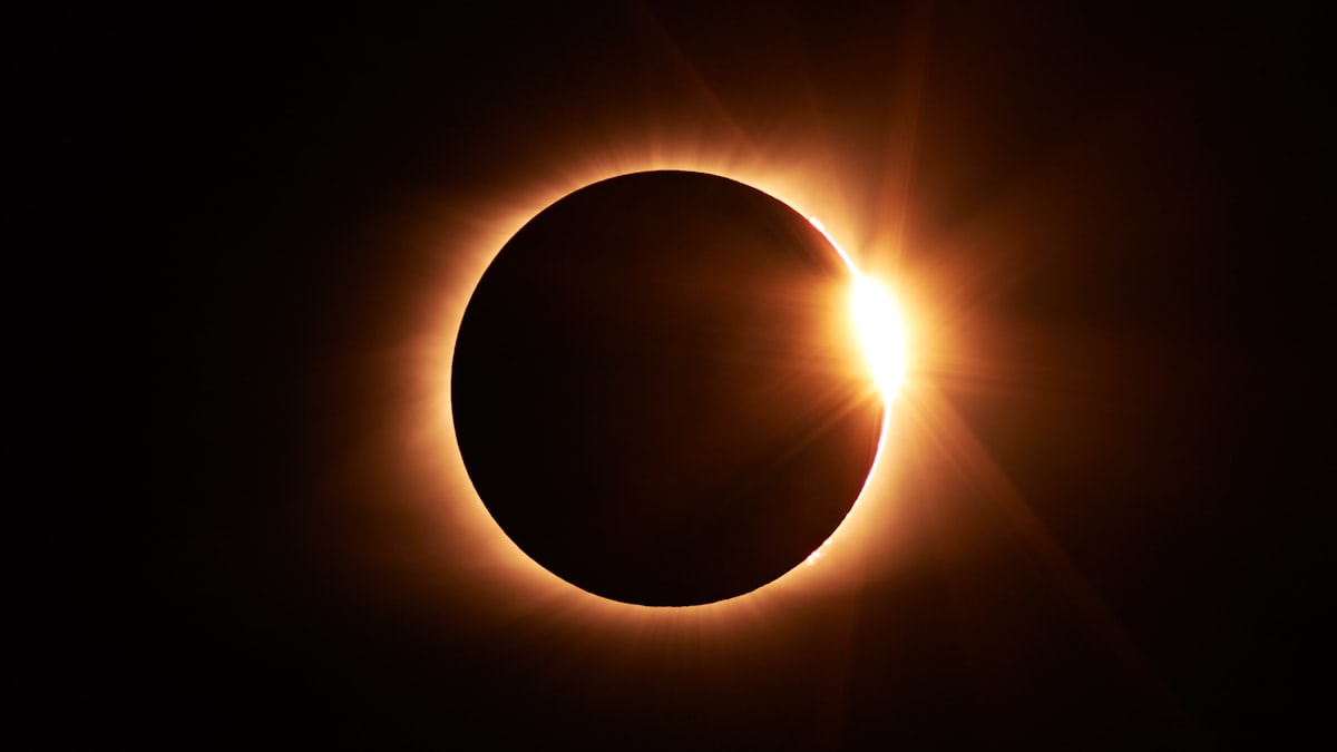 Durante a totalidade, a coroa solar torna-se visivel a olho nu, um espetaculo raro na Europa ocidental.