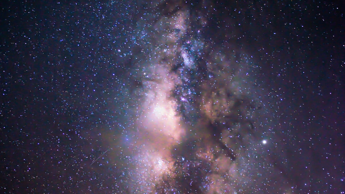 Cada noite, o Observatório Vera Rubin fotografa repetidamente o céu do hemisfério sul, detetando tudo o que se move ou muda de brilho.