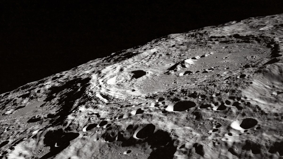 A sonda Lunar Reconnaissance Orbiter da NASA fotografou a nova cratera de vários ângulos.